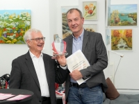 Heinz Hanka ?bernimmt den Preis f?r den besten Verein 2025 - Fotoklub der Wiener Linien