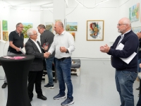Siegi Lindenmayr gratuliert Werner Vohla vom Fotoklub der Wiener Linien